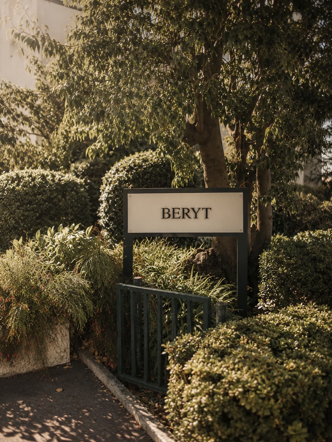 Plaque portant le nom BERYT à l’entrée du bâtiment.
